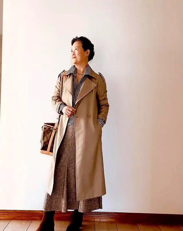 中老年春秋穿衣搭配：六七十岁照样优雅，两位奶奶的穿搭秘诀  第4张