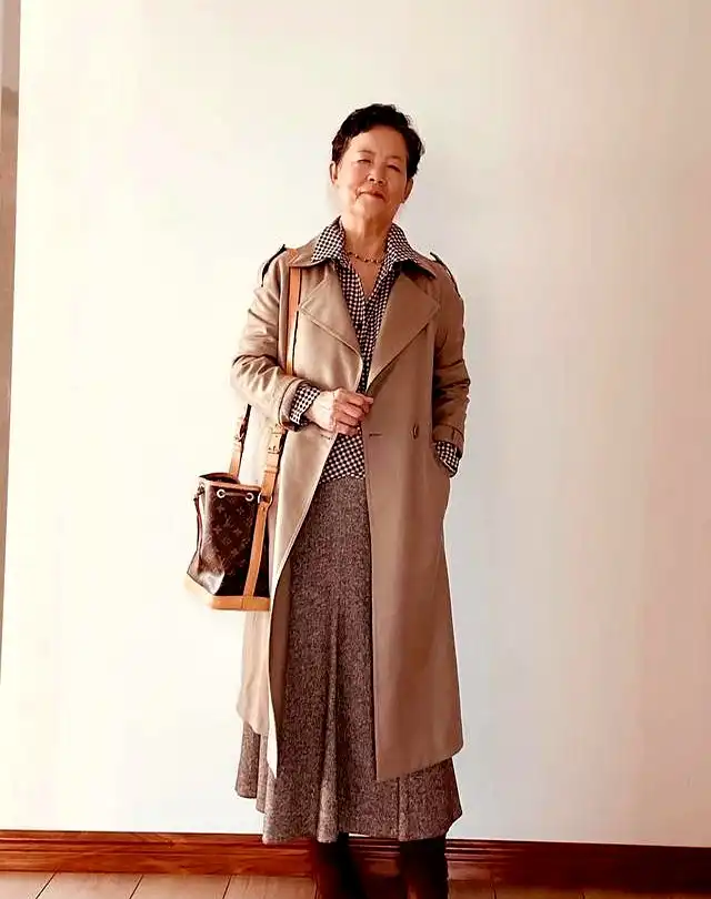 中老年春秋穿衣搭配：六七十岁照样优雅，两位奶奶的穿搭秘诀  第3张