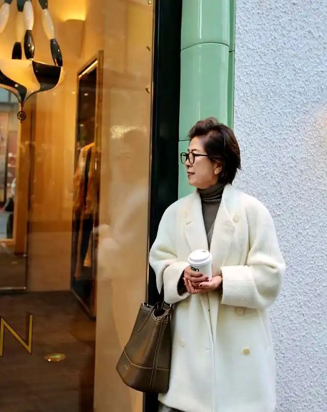 中老年春秋穿衣搭配：六七十岁照样优雅，两位奶奶的穿搭秘诀  第2张