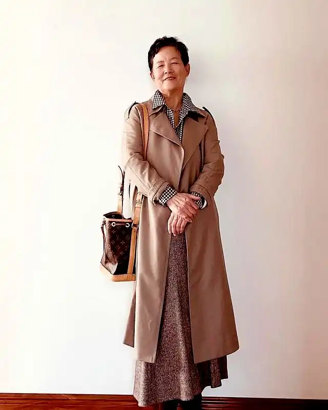 中老年春秋穿衣搭配：六七十岁照样优雅，两位奶奶的穿搭秘诀  第5张