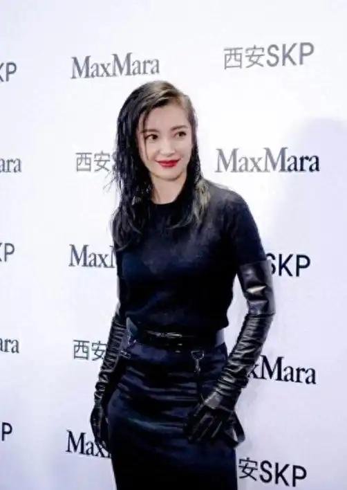 李冰冰穿衣搭配：半透针织上衣与包臀长裙的时尚魅力