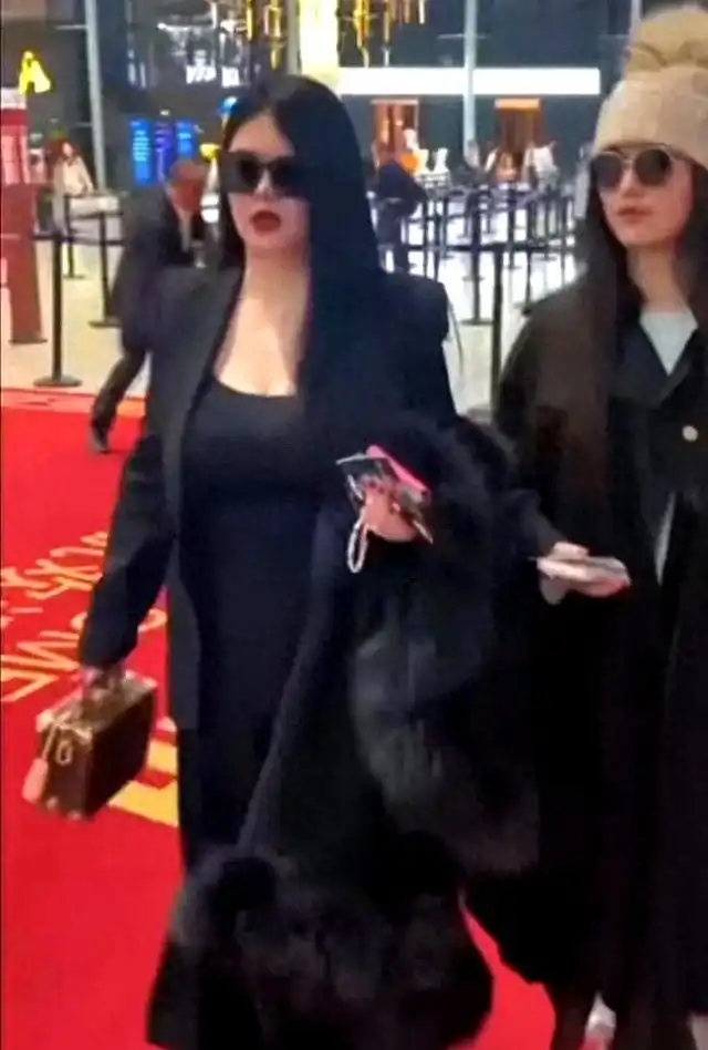 李湘一家机场同框引热议！200斤身材自信驾驭黑色穿搭