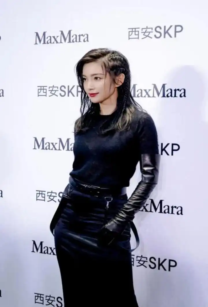 李冰冰穿衣搭配：半透针织上衣与包臀长裙的时尚魅力  第2张