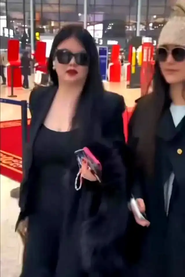 李湘一家机场同框引热议！200斤身材自信驾驭黑色穿搭  第2张