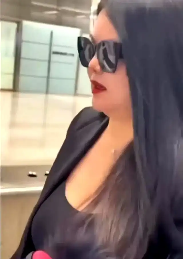 李湘一家机场同框引热议！200斤身材自信驾驭黑色穿搭  第4张