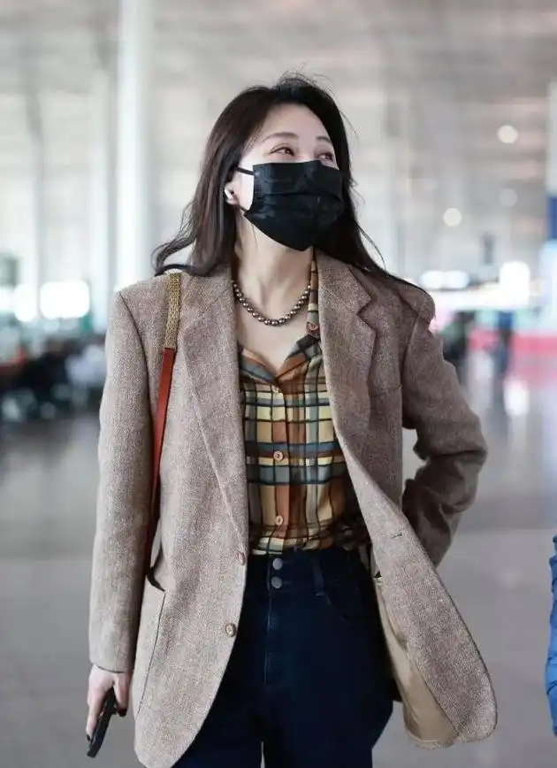 殷桃夏季穿搭惊艳全场：西装新穿法，告别奶奶裤乐福鞋  第4张