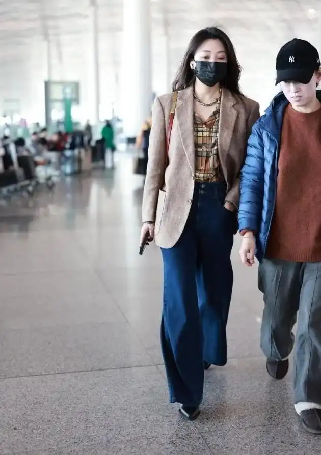 殷桃夏季穿搭惊艳全场：西装新穿法，告别奶奶裤乐福鞋  第2张