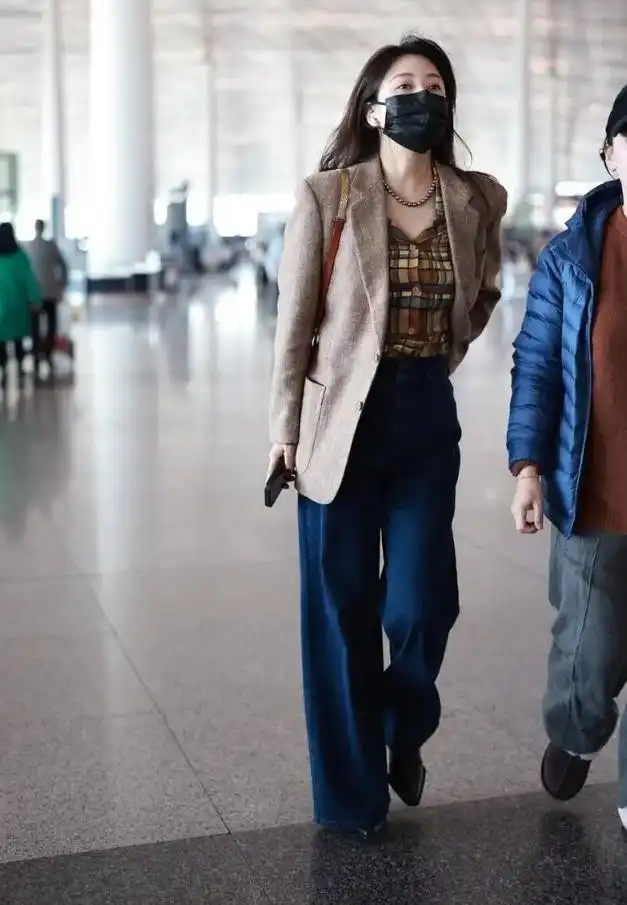 殷桃夏季穿搭惊艳全场：西装新穿法，告别奶奶裤乐福鞋  第3张