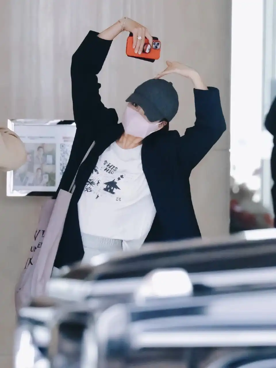 殷桃夏季穿搭惊艳全场：西装新穿法，告别奶奶裤乐福鞋  第5张