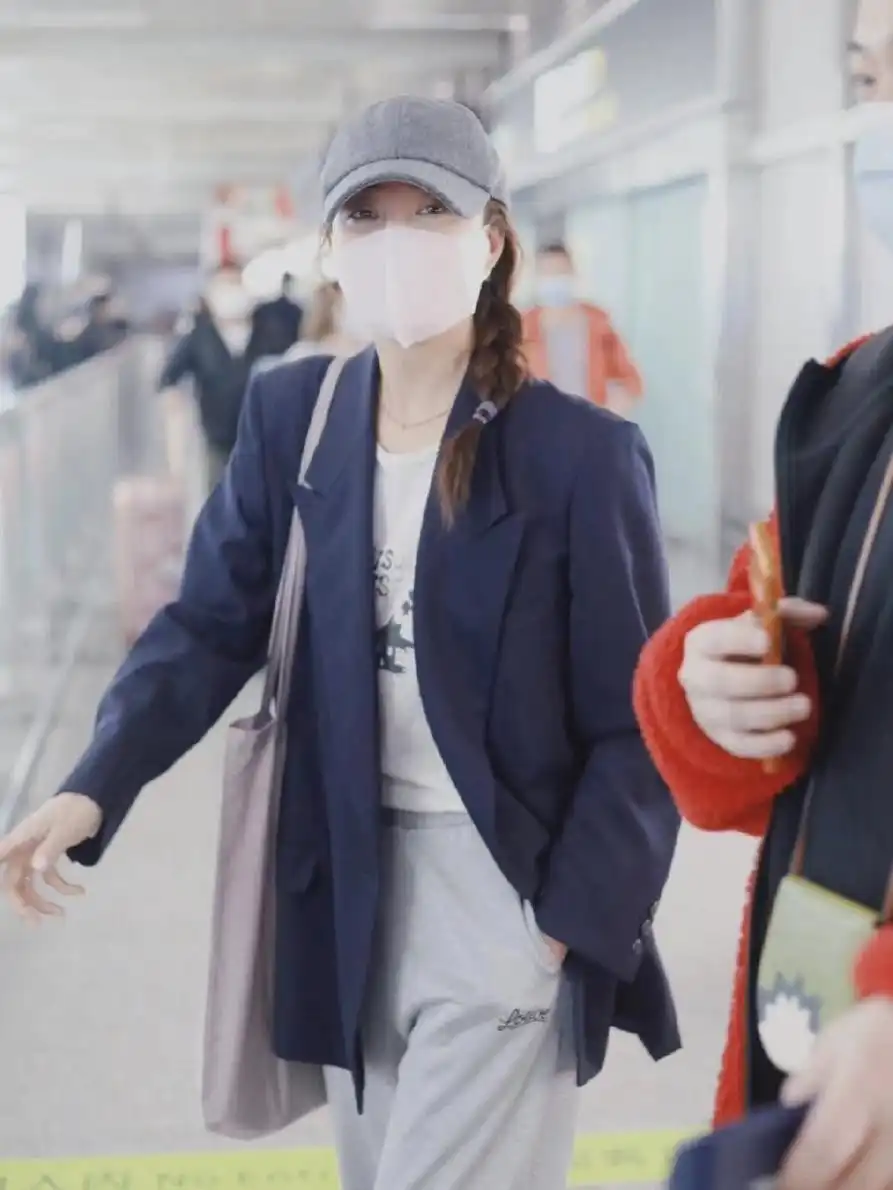 殷桃夏季穿搭惊艳全场：西装新穿法，告别奶奶裤乐福鞋  第6张