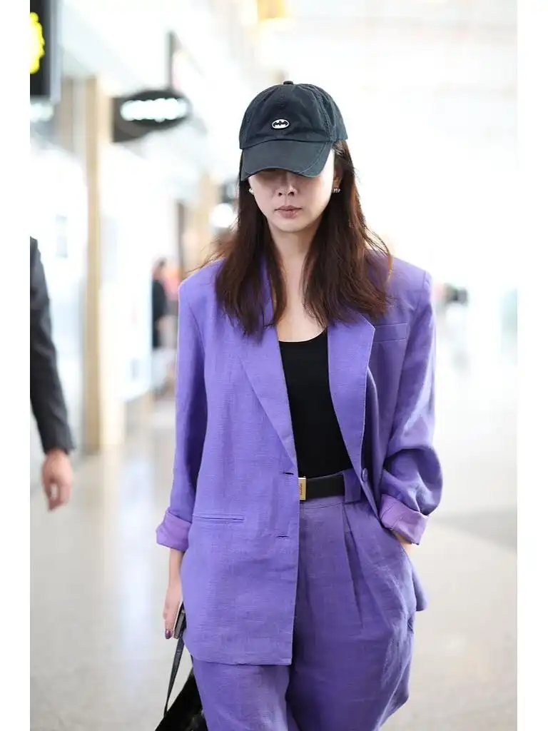 殷桃夏季穿搭惊艳全场：西装新穿法，告别奶奶裤乐福鞋  第9张