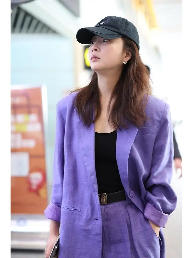 殷桃夏季穿搭惊艳全场：西装新穿法，告别奶奶裤乐福鞋  第8张