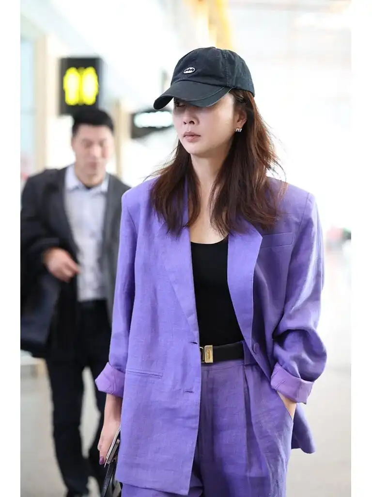 殷桃夏季穿搭惊艳全场：西装新穿法，告别奶奶裤乐福鞋  第10张