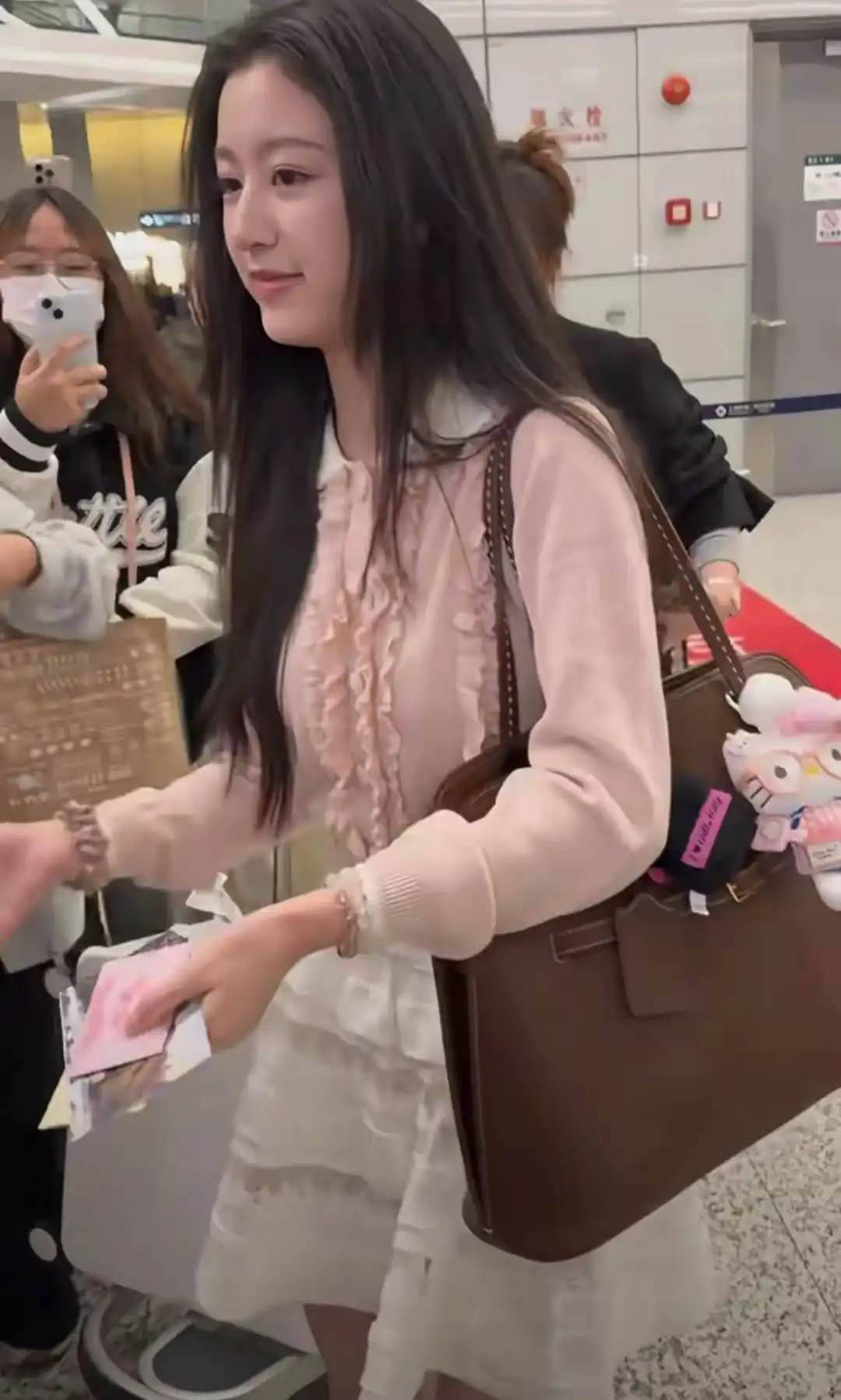 青少年穿搭指南：16岁裴佳欣机场私服走红，粉色针织配白裙打造冬日少女风  第2张