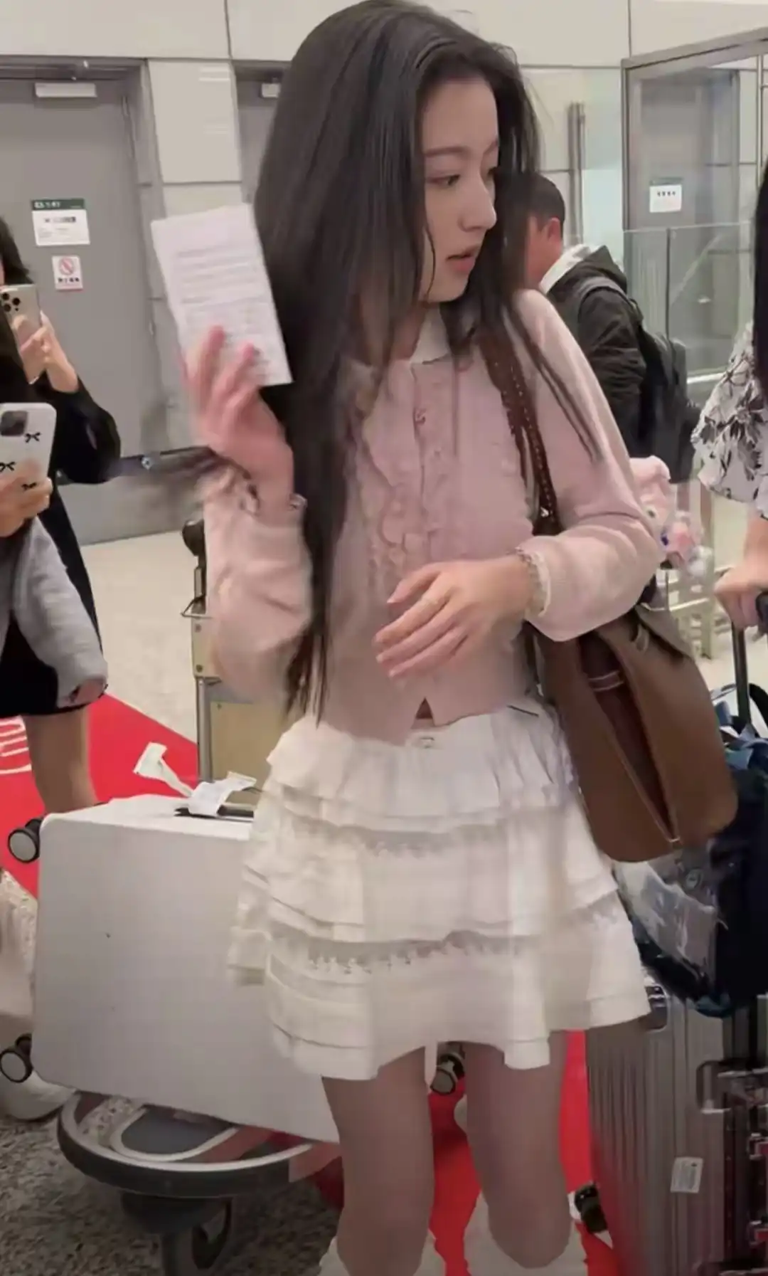 青少年穿搭指南：16岁裴佳欣机场私服走红，粉色针织配白裙打造冬日少女风  第3张