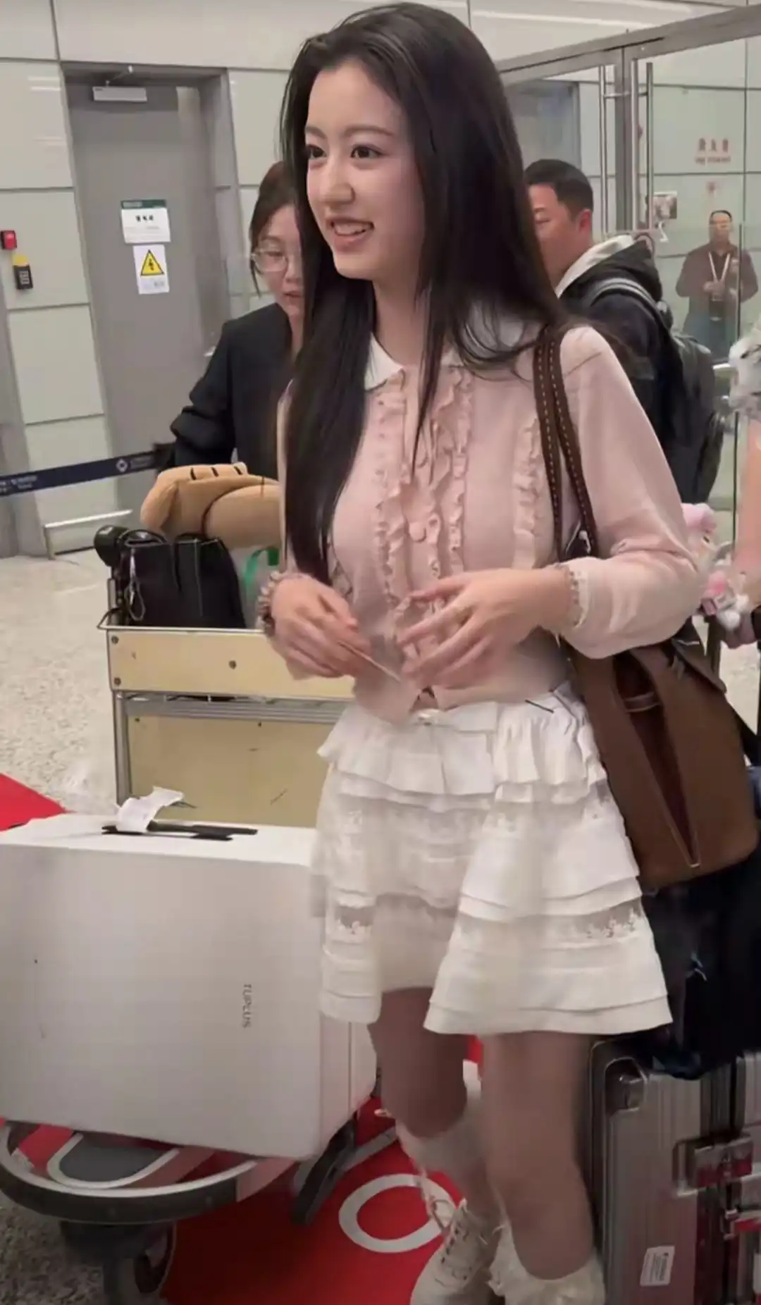 青少年穿搭指南：16岁裴佳欣机场私服走红，粉色针织配白裙打造冬日少女风  第5张