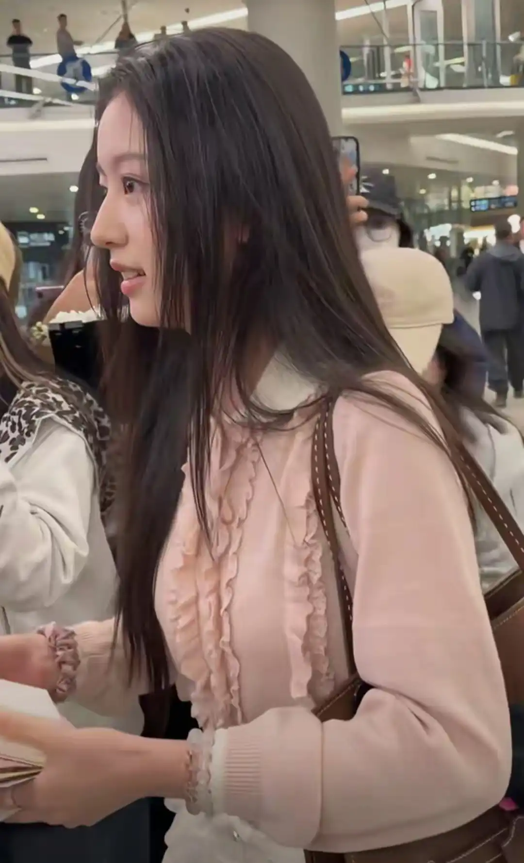 青少年穿搭指南：16岁裴佳欣机场私服走红，粉色针织配白裙打造冬日少女风  第6张